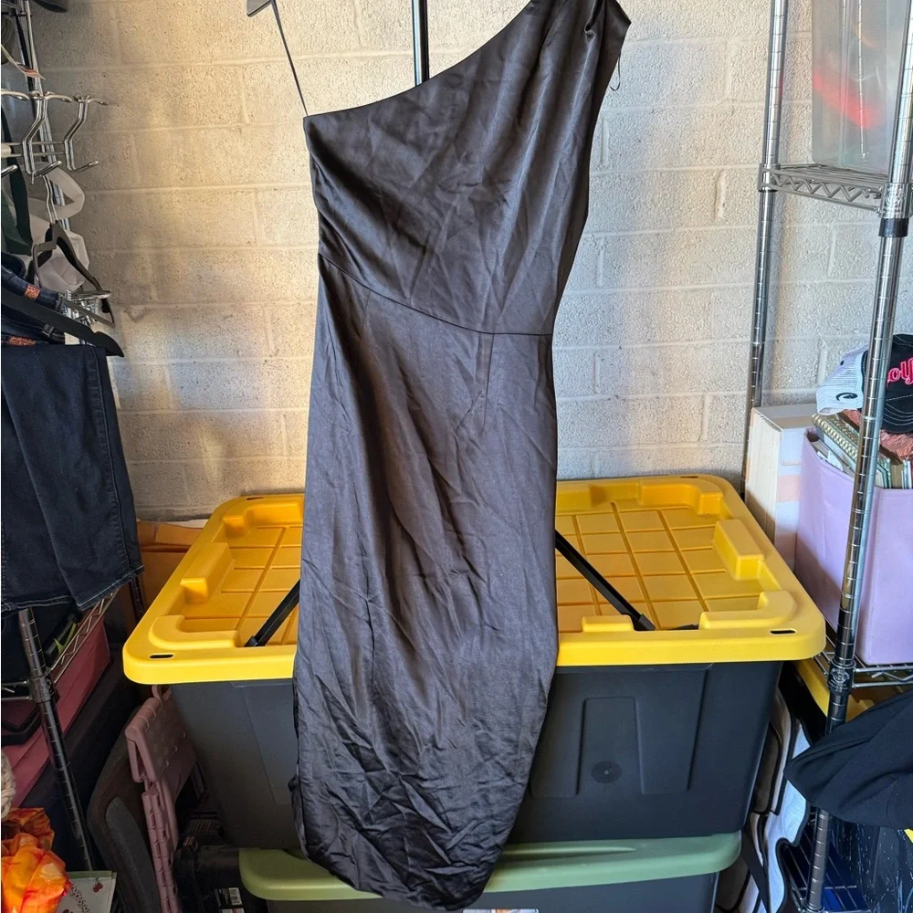Elliatt Black Satin One-Shoulder Dress - Picture 7 of 8